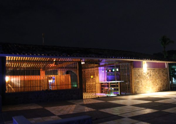 Spabulo_patio e interior_noturno